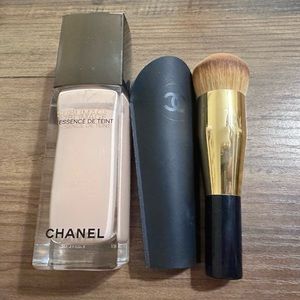 Chanel SUBLIMAGE L’ESSENCE DE TEINT with the brush BR12